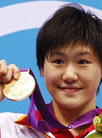 Čínská plavkyně Š‘-Wen se zlatou medailí z polohového závodu na 400 metrů na olympiádě v Londýně