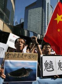Čínský demonstrant v Hongkongu před japonským konzulátem. V ruce drží fotografii sporných ostrovů