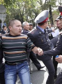 Kyrgyzská policie zatýká v Biškeku jednoho z protestujících