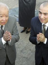 Kambodžský král Norodom Sihamoni a jeho otec bývalý král Norodom Sihanouk v roce 2004