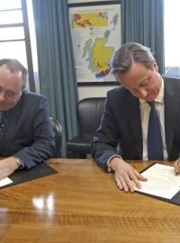 První skotský ministr Alex Salmond (vlevo) a britský premiér David Cameron podepisují dohodu o referendu o nezávislosti Skotska.