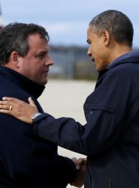 Prezident Barack Obama s guvernérem těžce postiženého New Jersey Chrisem Christiem