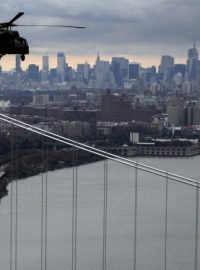 Vrtulník nad New Yorkem dva dny po úderu hurikánu Sandy