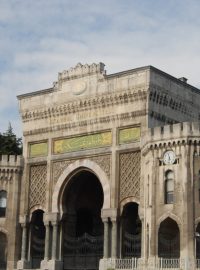 Pompézní brána někdejšího osmanského ministerstva války je dnes symbolem istanbulské univerzity