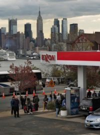 Obrázek z posledních dní: přeplněné benzinky v New Yorku