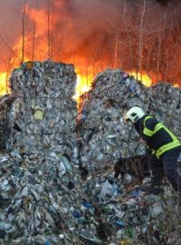 Hořící odpad v Arnoltice na Liberecku
