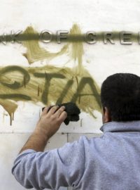 Řecká krize. Nápis &quot;Oheň&quot; na řecké bance