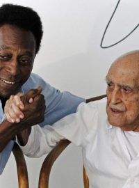 Architekt Oscar Niemeyer (vpravo) s legendárním brazilským fotbalistou Pelém na snímku z roku 2010
