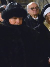 Mše za Václava Havla v Pražské křižovatce, Dagmar Havlová (vlevo) a Angelika Pintířová, sestra z řádu boromejek, které se o nemocného exprezidenta staraly