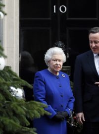 Britský premiér David Cameron přivítal panovnici Alžbětu II. před svým sídlem v Downing Street 10
