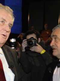 Prezidentští kandidáti Miloš Zeman a Karel Schwarzenberg se utkali v prvním televizním duelu