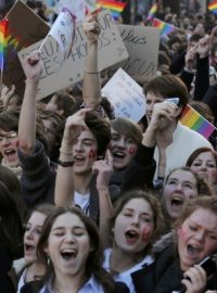 Demonstranti v Paříži podporují zákon, který by umožnil osobám stejného pohlaví uzavírat sňatky a adoptovat děti