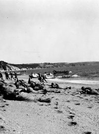 Americké vojsko na pláži v Anglii během zkoušky na vylodění v Normandii