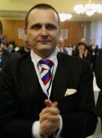 Vít Bárta byl zvolen novým předsedou Věcí veřejných. V hlasování delegátů strany získal 80 z 98 hlasů