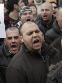 Nezaplatíme! stojí na ceduli, kterou mávali rozčílení Bulhaři na demonstraci proti vysokým cenám elektřiny v zemi
