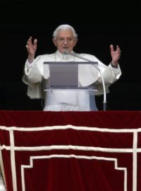 Papež Benedikt XVI. se naposledy pomodlil s věřícími