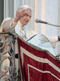 Papež Benedikt XVI. naposledy požehnal věřícím z balkónu letní residence v Castel Gandolfo