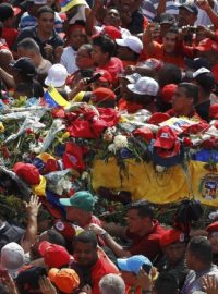 Lidé ve Venezuele se loučí s Hugo Chavezem. Rakev zemřelého prezidenta vezená ulicemi Caracasu