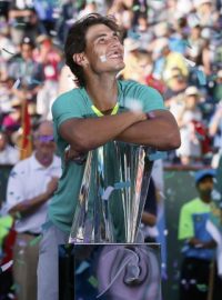 Tenista Rafael Nadal si užívá zisku další trofeje se vším všudy