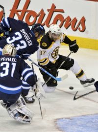 Ondřej Pavelec pokryl v utkání Winnipegu s Bostonem v NHL 27 střel a byl první hvězdou utkání