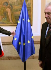 Miloš Zeman s premiérem Petrem Nečasem po jednání vlády