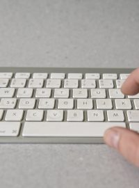 Počítač, internet, klávesnice (ilustrační foto)