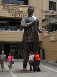 Socha bývalého jihoafrického prezidenta Nelsona Mandely v Johannesburgu