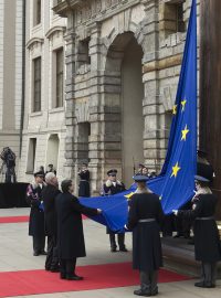 Vztyčení evropské vlajky na Pražském hradě