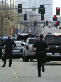 Policie v Bostonu hledá mladšího z bratrů podezřelých z útoků na pondělní maraton