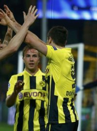 Fotbalisté Dortmundu se radují z gólu v semifinále Ligy mistrů proti Realu Madrid