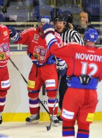 Čeští hokejisté slaví úvodní gól do sítě Finska