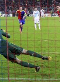 Petr Čech (zády) inkasuje s bráně Chelsea gól z penalty v semifinále Evropské ligy s Basilejí