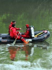 Hasiči a policisté na řece Moravě u Hodonína pátrají po dvou dospělých s dítětem