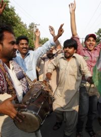 Stoupenci Pákistánské muslimské ligy slaví vítězství strany ve volbách