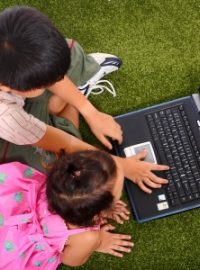 Děti u počítače (ilustrační foto)
