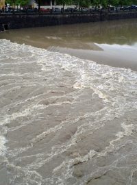 Zvýšená hladina řeky Radbuzy v centru Plzně, nedaleko mostu U Jána