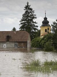 Zálezlice na Mělnicku jsou znovu pod vodou, ochranná hráz nepomohla