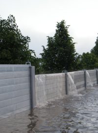 Voda jde přes protipovodňové zábrany v Ústí nad Labem