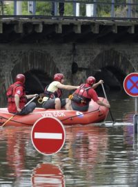 Záchranáři proplouvají po zatopené komunikaci v těsné blízkosti obchodního centra Forum v Ústí nad Labem