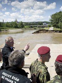 Vojáci pomáhají po povodních na Císařském ostrově v Praze