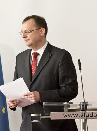 Premiér Petr Nečas na tiskové konferenci oznámil, že nemá důvod rezignovat