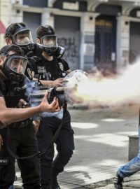 Podle tureckých lékařů používá policie slzný plyn jako chemickou zbraň