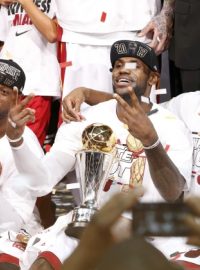 Hráči Miami Dwyane Wade (vlevo), LeBron James (uprostřed) a Chris Bosh slaví titul šampionů v NBA