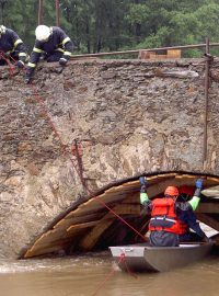Vysočina - záchrana nově spraveného středového oblouku historického mostu v Ronově na Havlíčkobrodsku