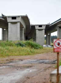 24. června 2013. Stavba obří křižovatky u Opatovic nad Labem, která umožní přímý průjezd z D11 na budoucí R35