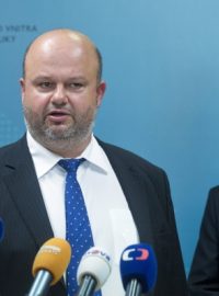 Nový ministr vnitra Martin Pecina (vlevo) převzal svůj úřad. Vpravo je premiér Jiří Rusnok