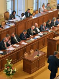 Hlasování o rozpuštění Poslanecké sněmovny 17. července přihlížela i nová vláda Jiřího Rusnoka