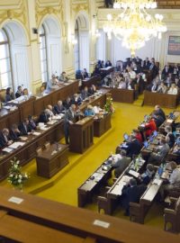 Mimořádná schůze Sněmovny měla 17. července v Praze na programu hlasování o svém rozpuštění.