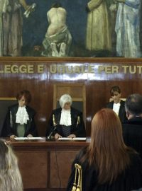 Soud v Miláně určil tresty za kuplířství trojici spolupracovníků italského expremiéra Berlusconiho. Lele Mora a Emilio Fede dostali po sedmi letech, Nicole Minettiová pět let