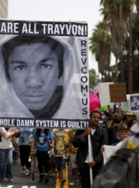 Lidé v Los Angeles protestují proti osvobozujícímu rozsudku v případu zastřeleného černošského mladíka Trayvona Martina